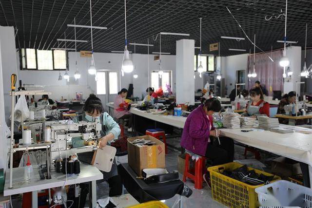 微視頻|阜平龍泉關:箱包加工奏響富民增收協奏曲_賈宏博